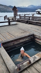 Сочетание ледяной мощи Байкала, заснеженных гор и горячей термальной воды — это нечто волшебное